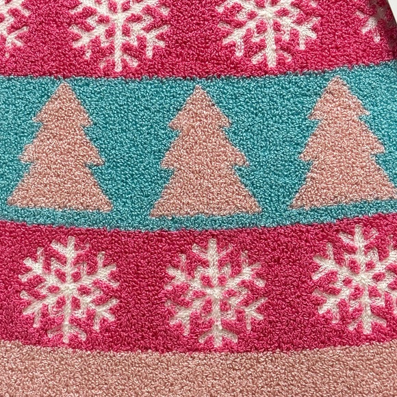 Cynthia Rowley Sweater and Hat Pillow Set - Picture 3 of 4